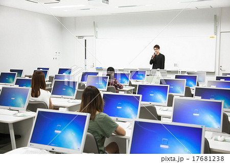 大学のキャンパスライフ パソコン教室の授業 風景の写真素材