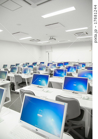 教育施設　大学のコンピュータ教室　風景 17681244