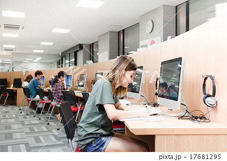 教育シーン　大学　パソコンの前の学生 17681295