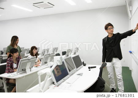 教育イメージ 講義風景 コンピュータールーム 教育イメージ 講義風景 コンピュータールーム 17681301