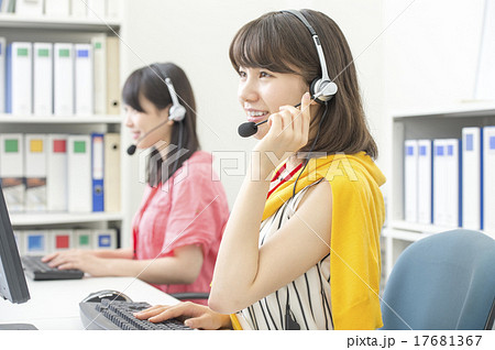 コールセンターの女性の写真素材