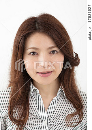 ミドル女性 正面 美人の写真素材