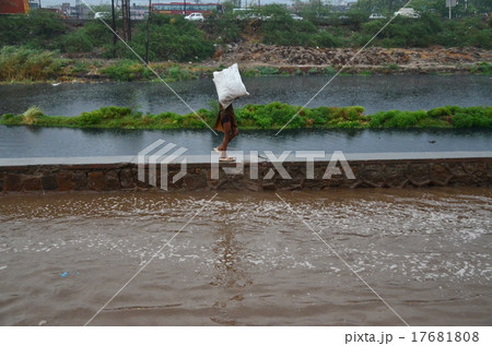 雨季のインド 首都デリー 洪水の中を働くインド人 雨季のインド 首都デリー 洪水の中を働くインド人 17681808