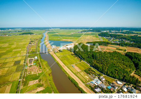 稲刈りが済み静かに秋を迎えた田園風景を空撮 稲刈りが済み静かに秋を迎えた田園風景を空撮 17681924