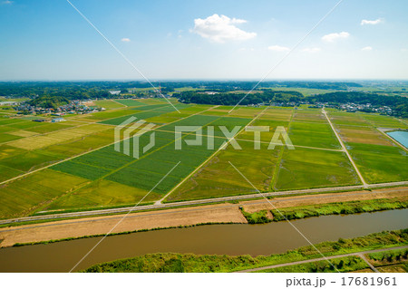 稲刈りが済み静かに秋を迎えた田園風景を空撮 稲刈りが済み静かに秋を迎えた田園風景を空撮 17681961