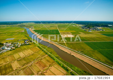 稲刈りが済み静かに秋を迎えた田園風景を空撮 稲刈りが済み静かに秋を迎えた田園風景を空撮 17681964
