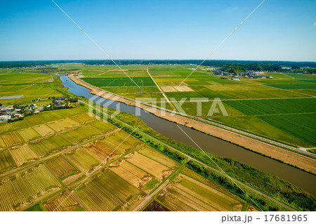 稲刈りが済み静かに秋を迎えた田園風景を空撮 17681965