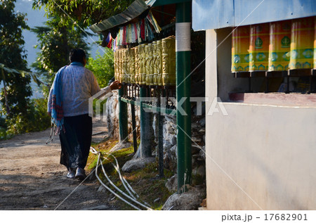 インド チベット仏教の聖地 ダラムシャーラー 巡礼する女性 インド チベット仏教の聖地 ダラムシャーラー 巡礼する女性 17682901