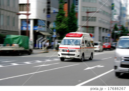 疾走する救急車 17686267
