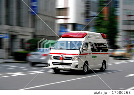 疾走する救急車 疾走する救急車 17686268