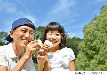 おにぎりを食べる親子 17686413