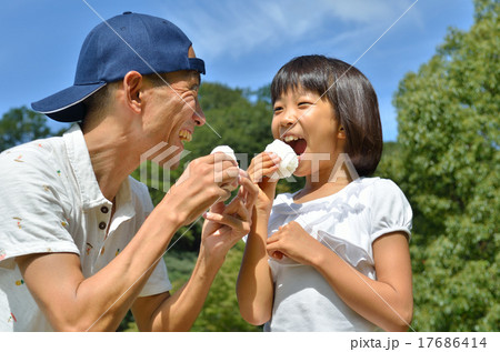 おにぎりを食べる親子 17686414
