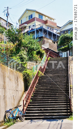 高台の家 階段と自転車の写真素材