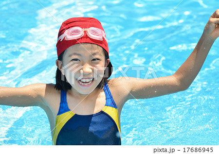 プールで笑う女の子の写真素材