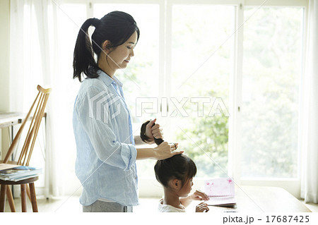 家で一緒に過ごす親子 家で一緒に過ごす親子 17687425
