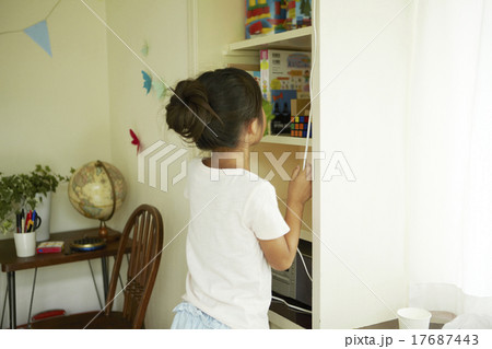 家で遊ぶ女の子 17687443