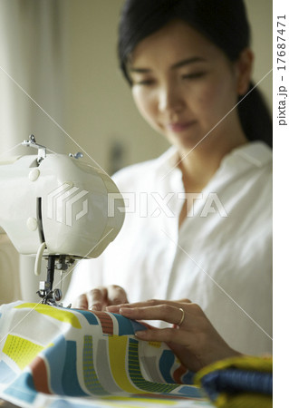 家事をする女性 17687471