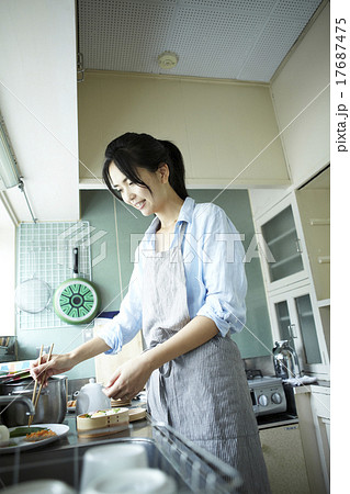 家事をする女性 17687475