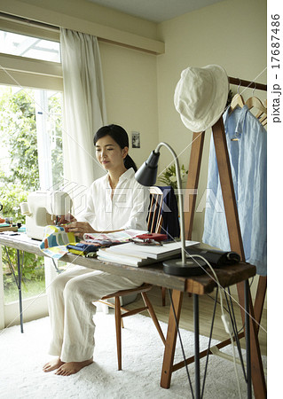 家事をする女性 17687486