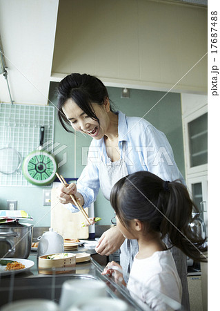 家で一緒に過ごす親子 17687488