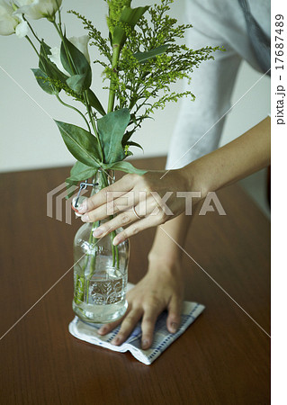 家事をする女性 17687489