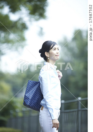 家事をする女性 17687502