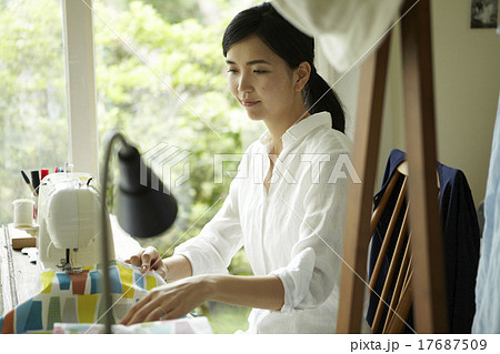 家事をする女性 17687509