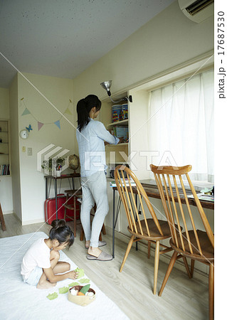 家で一緒に過ごす親子 17687530