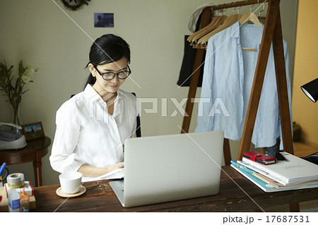 家事をする女性 家事をする女性 17687531