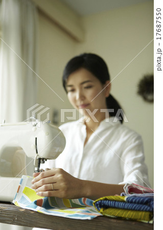 家事をする女性 17687550