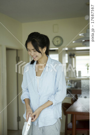 家事をする女性 17687567