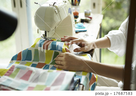 家事をする女性 家事をする女性 17687583