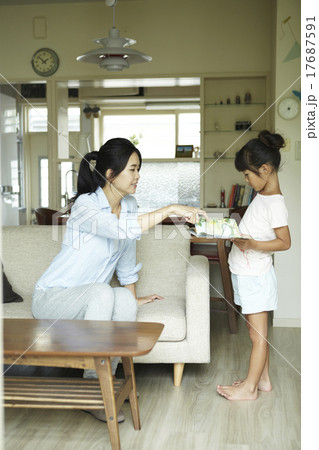 家で一緒に過ごす親子 家で一緒に過ごす親子 17687591