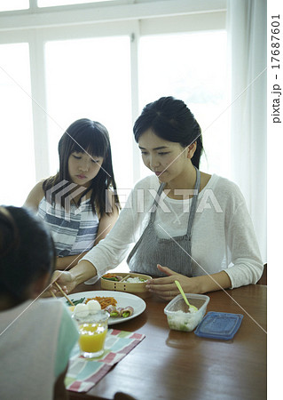 家で一緒に過ごす親子 17687601