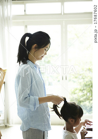 家で一緒に過ごす親子 17687602