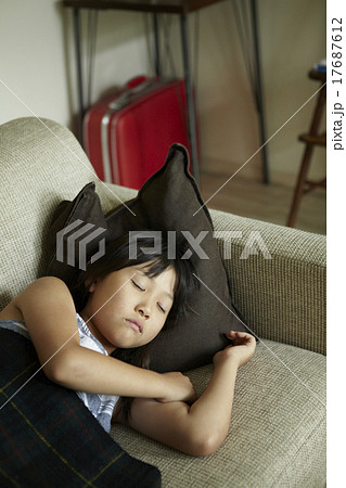 ソファに寝る女の子 17687612