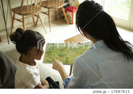 家で一緒に過ごす親子 17687615