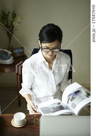 家事をする女性 17687640