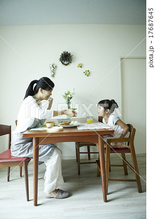 家で一緒に過ごす親子 17687645
