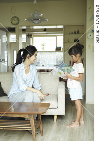 家で一緒に過ごす親子 家で一緒に過ごす親子 17687650
