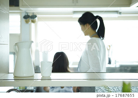 家で一緒に過ごす親子 17687655