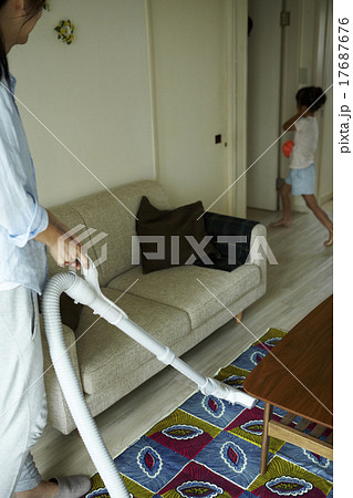 家で一緒に過ごす親子 17687676