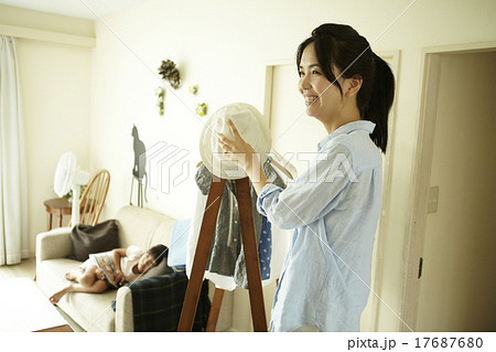 家事をする女性 17687680