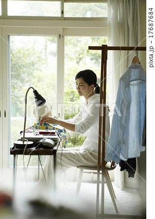 家事をする女性 17687684