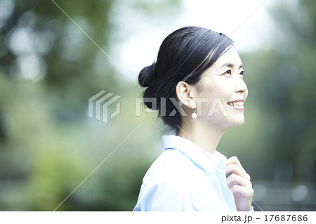 公園にいる女性 公園にいる女性 17687686