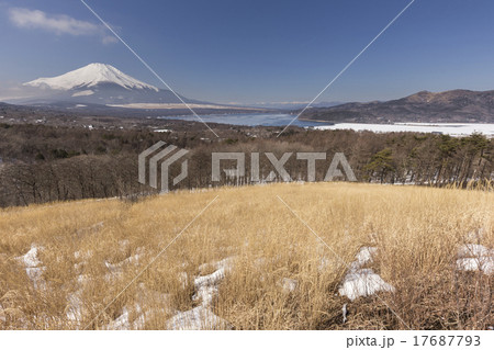 Mt. Fuji winter season shooting from Lake Yamanaka 17687793