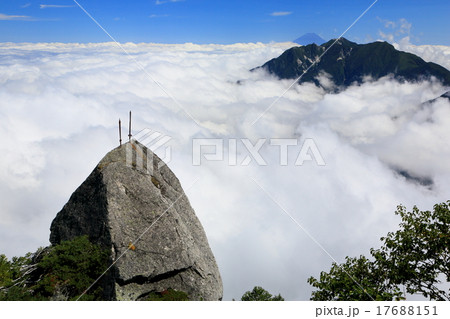 甲斐駒ヶ岳・９合目の鉄剣と雲上の鳳凰三山・富士山 17688151