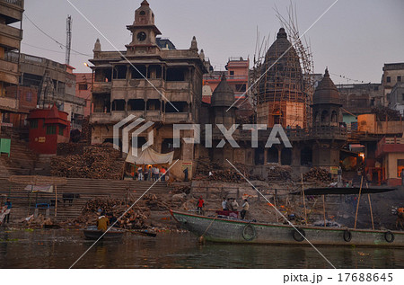 早朝のマニカルニカー・ガート 早朝のマニカルニカー・ガート 17688645