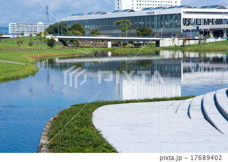 水辺公園とビル 17689402