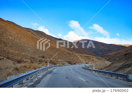 mountain highways from lake wanaka to queentown 17690002